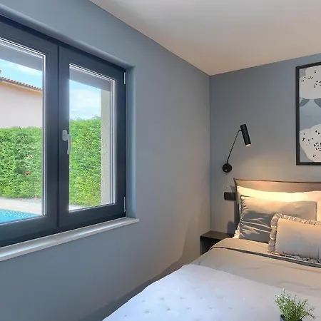 Holiday home Lakora Kirmenjak
